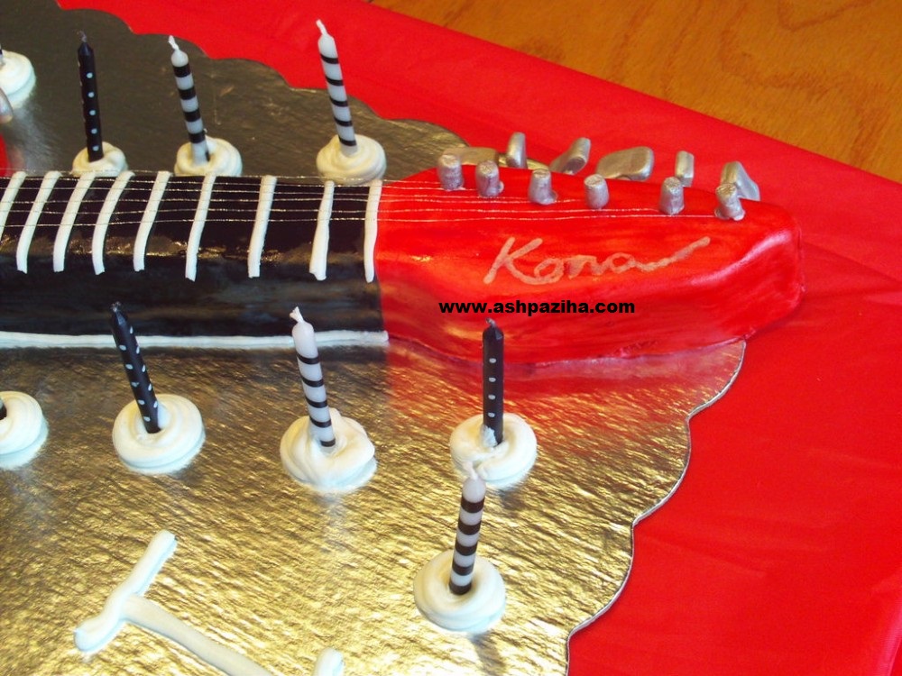 Decorated - Cakes - in - shape - Guitars - Tutorial - Video (13)