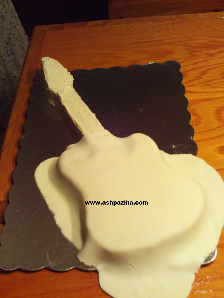 Decorated - Cakes - in - shape - Guitars - Tutorial - Video (3)