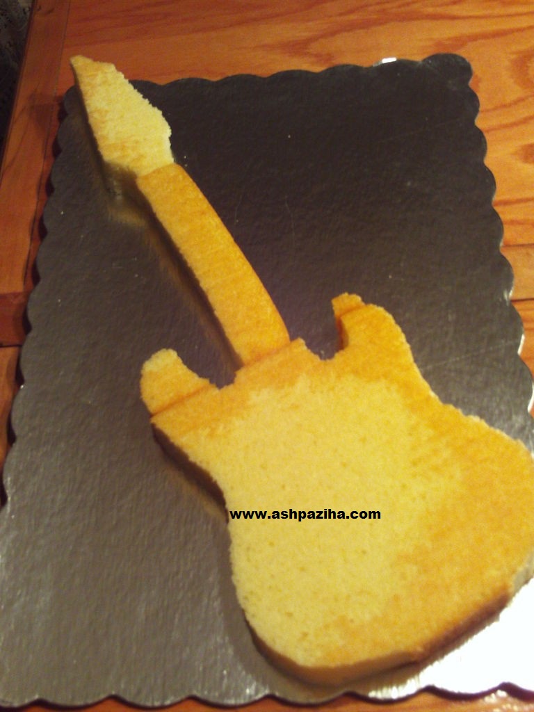 Decorated - Cakes - in - shape - Guitars - Tutorial - Video (4)