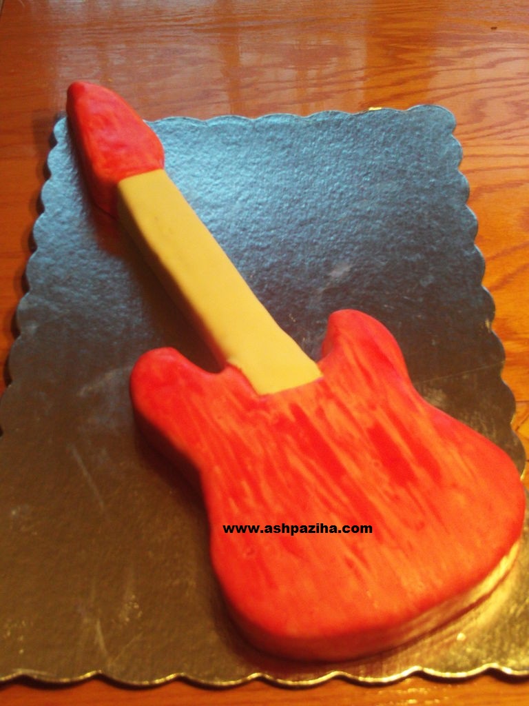 Decorated - Cakes - in - shape - Guitars - Tutorial - Video (6)