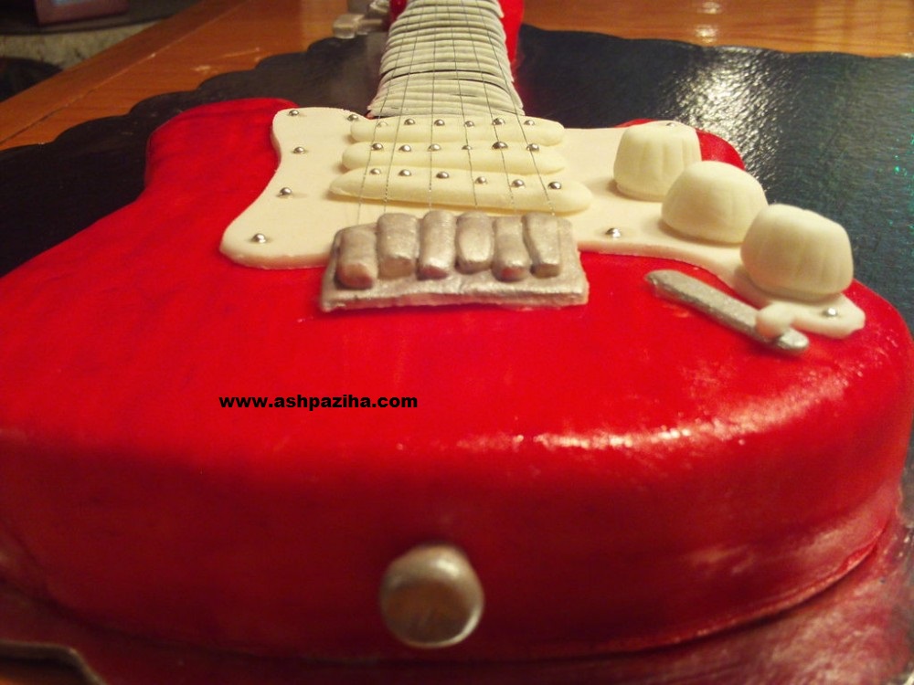 Decorated - Cakes - in - shape - Guitars - Tutorial - Video (7)