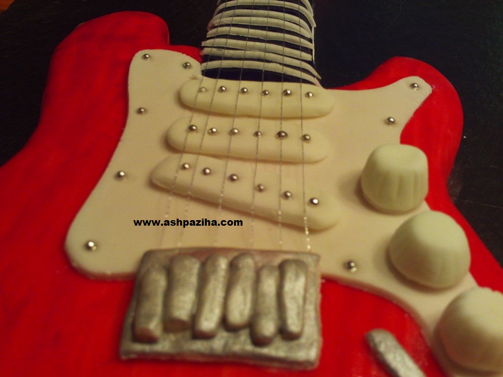 Decorated - Cakes - in - shape - Guitars - Tutorial - Video (9)