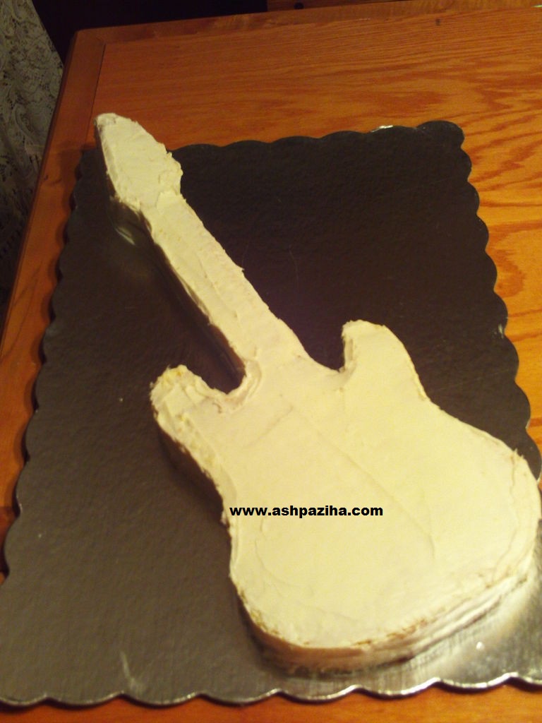 Decorated - Cakes - in - shape - Guitars - Tutorial - Video (1)