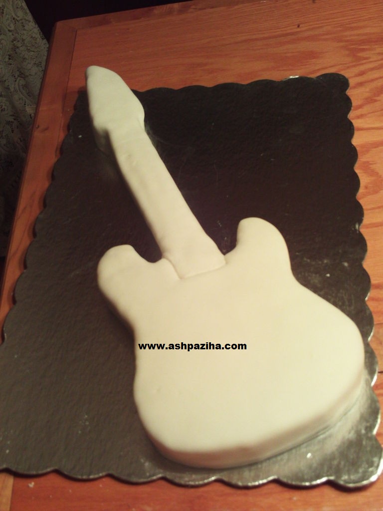 Decorated - Cakes - in - shape - Guitars - Tutorial - Video (10)