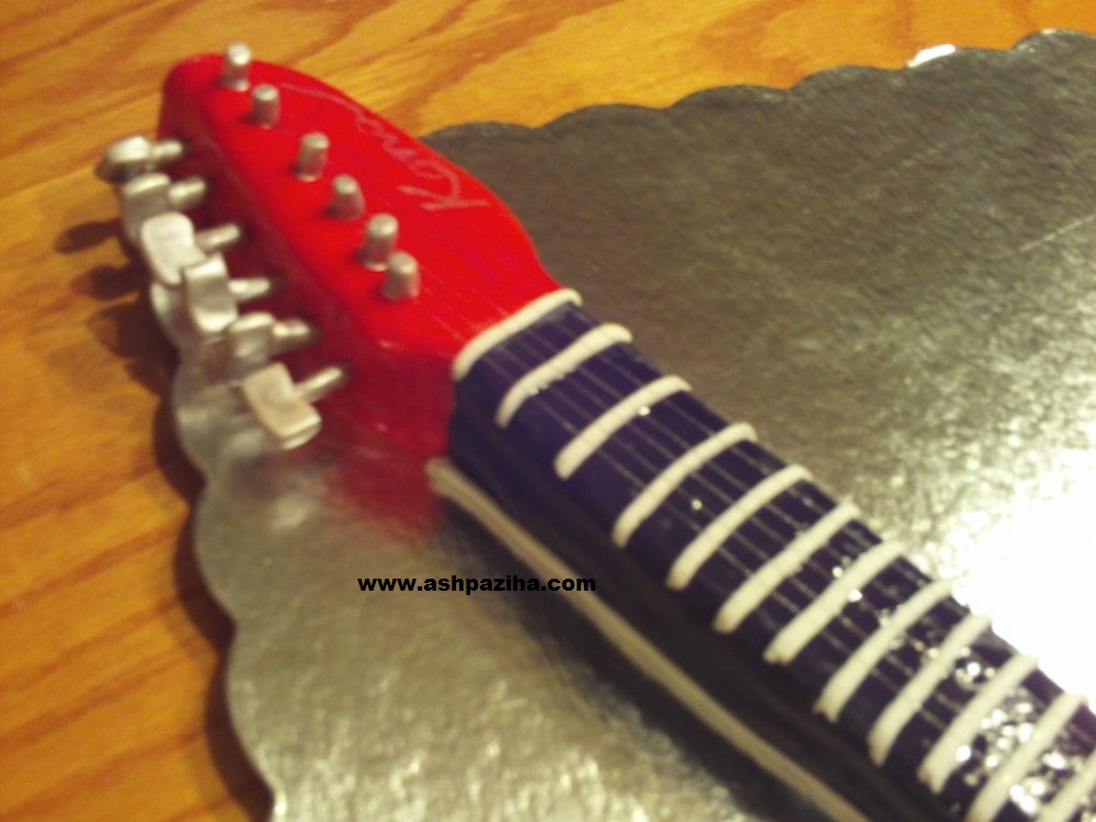Decorated - Cakes - in - shape - Guitars - Tutorial - Video (14)